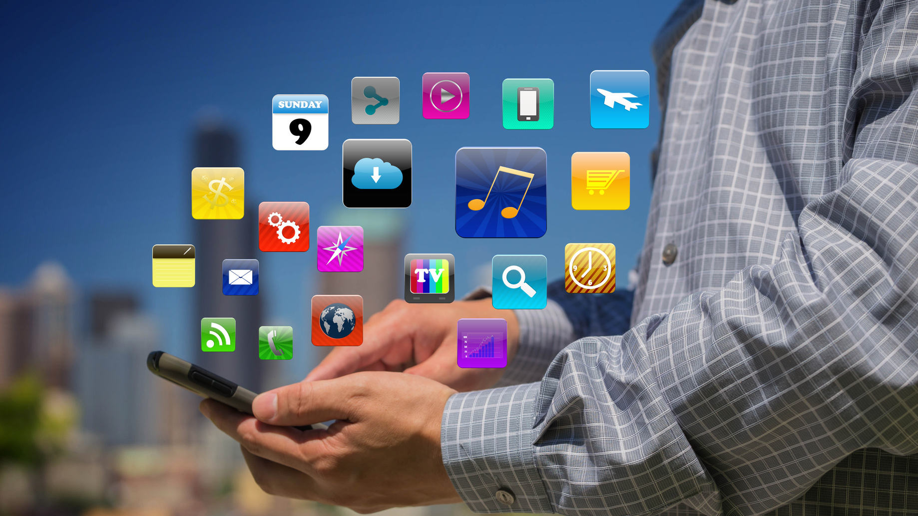 A l’heure où la moitié de l’humanité est citadine, jusqu’où métropoles et villes moyennes peuvent-elles agir pour répondre aux grands défis internationaux ? Crises migratoire, environnementale, démocratique… Quelles sont leurs marges de manœuvre pour peser sur la marche du monde ? La question était au cœur des débats de la Ouishare Fest, organisée à Pantin du 5 au 7 juillet sur le thème « Villes de tous les pays, unissez-vous ! », et qui a réuni des acteurs de l’économie collaborative et de la gouvernance urbaine. Après l’annonce du retrait des Etats-Unis de l’accord de Paris sur le climat, trois cent cinquante villes américaines se sont regroupées au sein de l’organisation Mayors National Climate Action Agenda pour affirmer leur volonté d’agir en faveur de la transition écologique. Une décision importante pour le Britannique Mark Watts, car elle « signifie que la décision de Donald Trump n’a pas suscité de découragement mais plutôt galvanisé les énergies des maires pour agir en faveur du climat ». Mark Watts dirige le C40, réseau de quatre-vingt-six métropoles mondiales (dont New York, Séoul, Mexico…), créé en 2005 et actuellement présidé par la maire de Paris, Anne Hidalgo. Pour lui, le pouvoir des villes est réel, car elles disposent de nombreux atouts pour collaborer et partager leurs expériences : « Au sein de nos groupes de travail, il y a beaucoup de souplesse, nous définissons des dénominateurs communs et imposons peu de règles ou de barrières. Les maires qui veulent travailler ensemble sur un thème le font tout simplement. Ce n’est pas le cas des Etats-nations, qui doivent défendre leurs frontières et leur économie, cela rend les choses compliquées pour les chefs d’Etat lorsqu’ils veulent se rassembler et travailler ensemble. » L’environnement est au cœur du projet du C40, qui a défini une liste d’actions pour doter d’ici à 2020 les villes membres du collectif d’un plan de lutte contre le réchauffement climatique, plus contraignant que l’accord de Paris. Des réseaux de villes émergent sur d’autres sujets. Barcelone a réuni du 9 au 11 juin un sommet des « villes sans peur » pour « résister à la xénophobie, à l’extrême droite et à la puissance des multinationales », en présence des maires de Madrid (Espagne), Naples (Italie), Grenoble (France), Valparaiso (Chili), Berkeley (Californie). Pour Francesca Bria, directrice de l’innovation de la Ville de Barcelone, la collaboration entre cités est nécessaire face à la toute-puissance des plates-formes numériques commerciales « qui menacent la souveraineté politique des villes. Les villes sont des victimes d’Uber ou d’Airbnb. Il faut trouver des moyens d’agir face à ces nouveaux modèles qui dictent leur loi ».